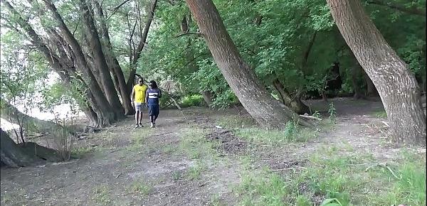  Zwei schwarze Fluechtlinge ficken 2 Teen Freundinnen im Park DEUTSCH - German Interracial